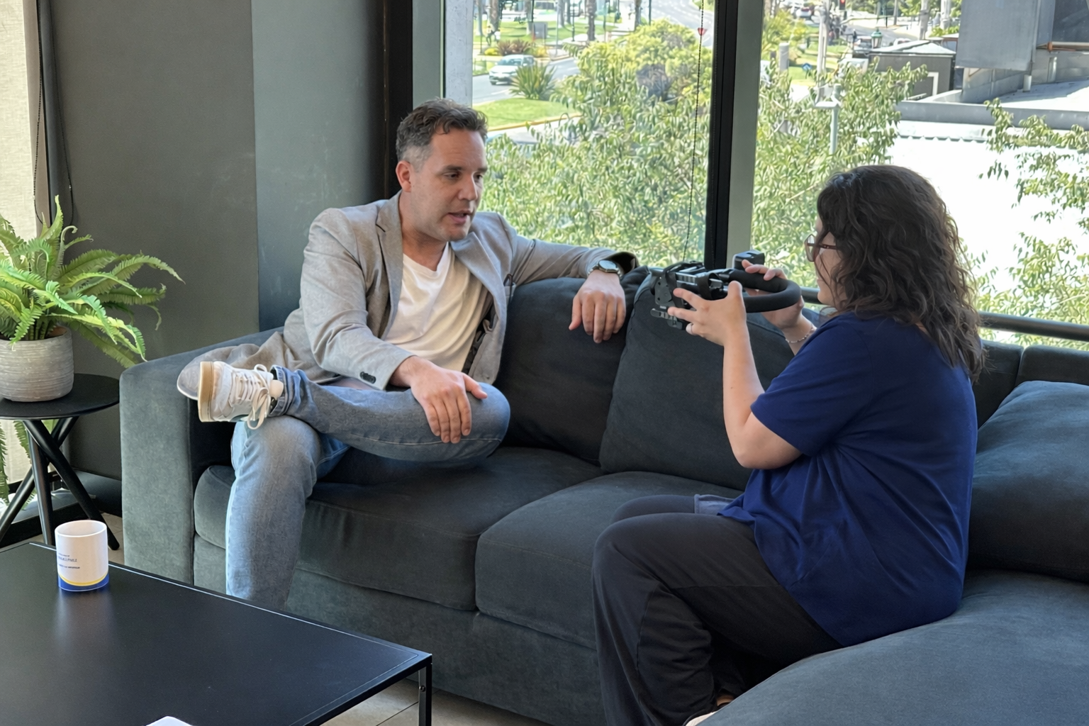 Reunión de estrategia de marketing digital en oficina moderna - SmartGrowth Chile